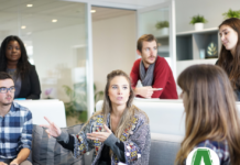 Corso “Le competenze trasversali nel contesto lavorativo” Persone che parlano ad un corso di formazione